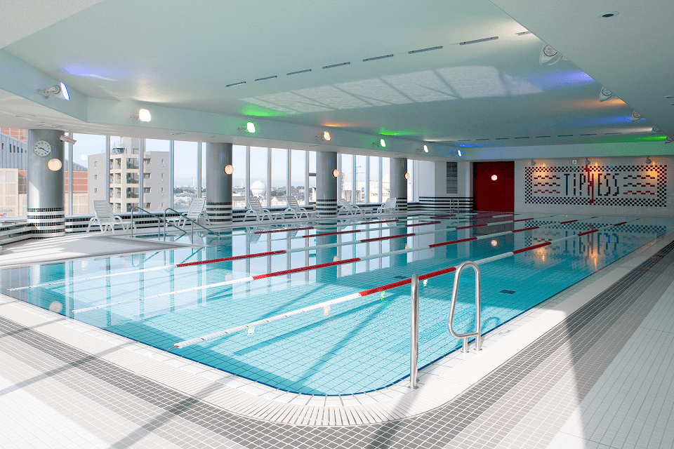 広々としたプール